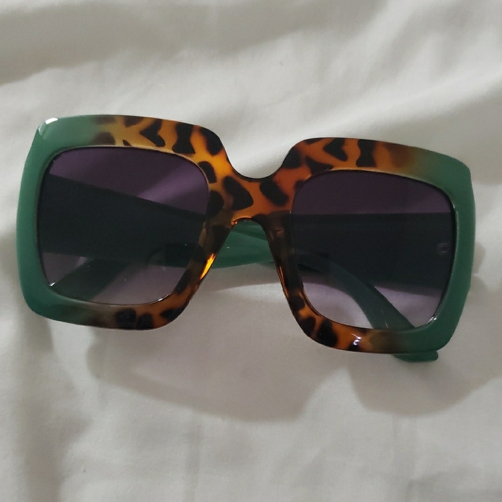 Vacation Stylish Tortoiseshell and Green Women's Sunglasses - Picture 3 of 5